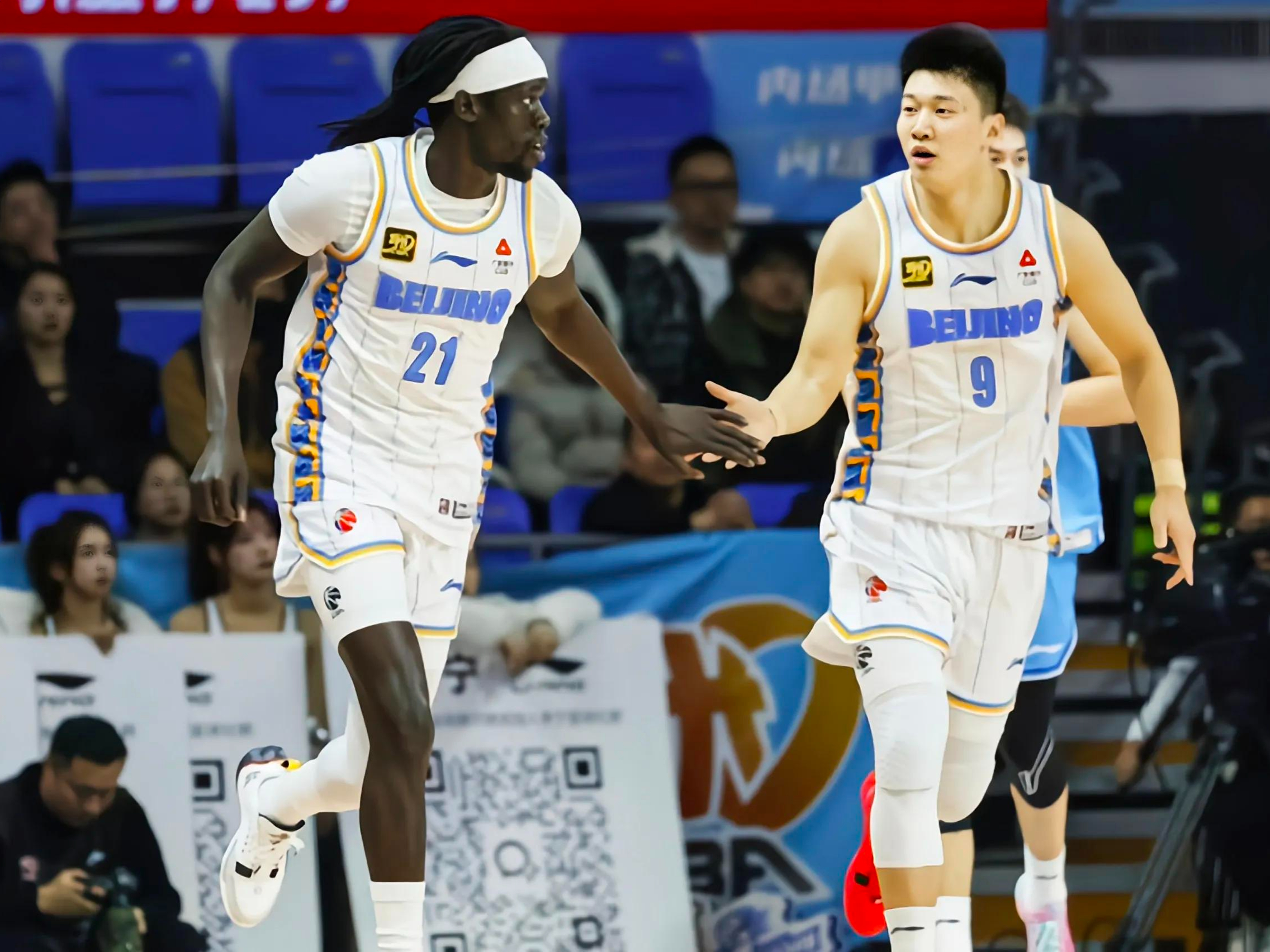顶尖球星交锋，场上激战异常激烈的简单介绍
