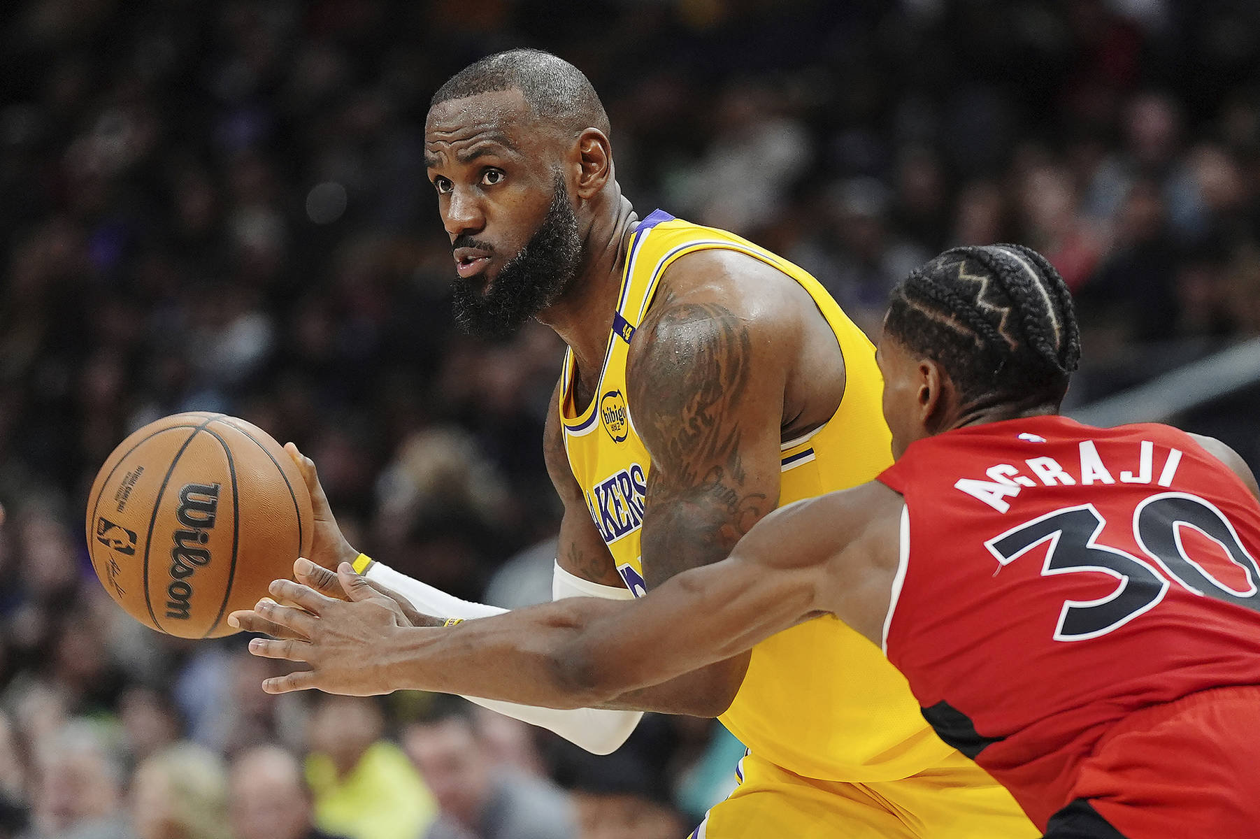 关于「湖人主场击败猛龙」改写为「湖人主场惊险战胜猛龙」的信息