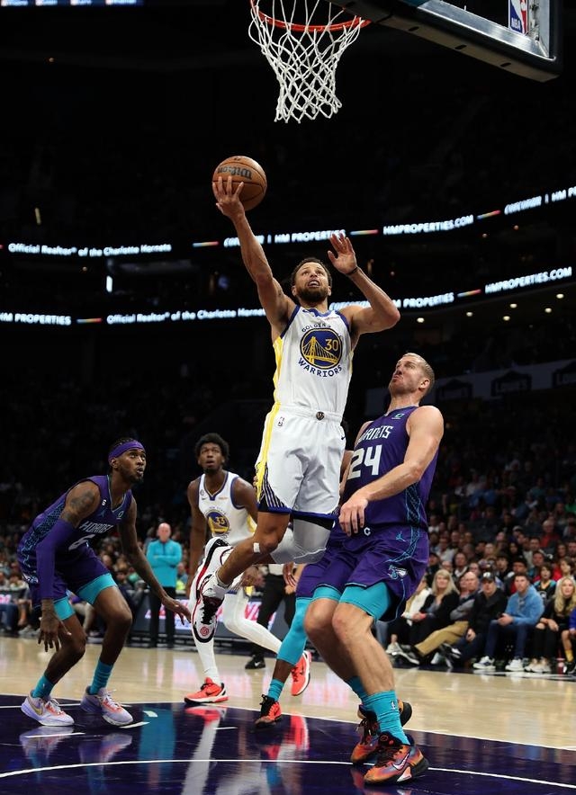 尼克斯遭湖人逆转,惜败对手 尼克斯遭湖人逆转,惜败对手