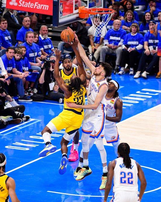 包含爵士击败开拓者，豪取三连胜的词条