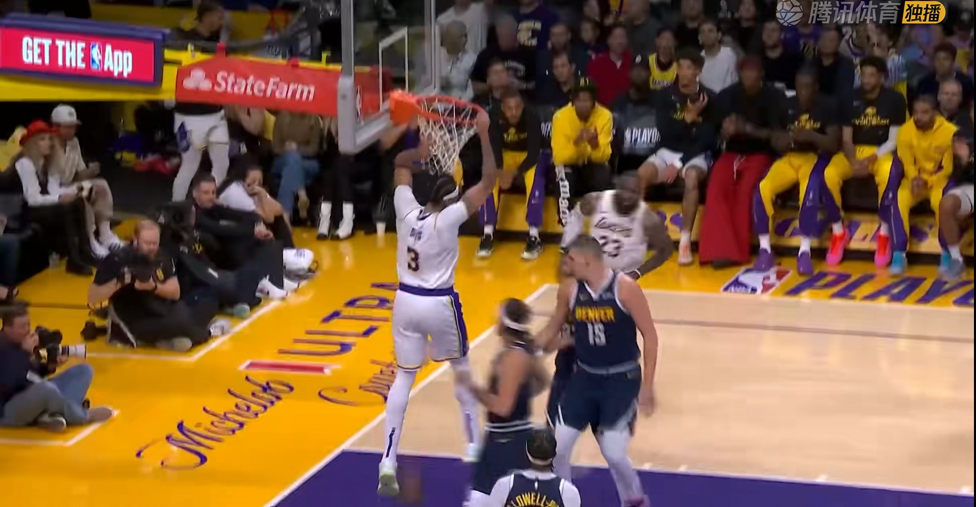 湖人主场惊险战胜掘金，领跑西部