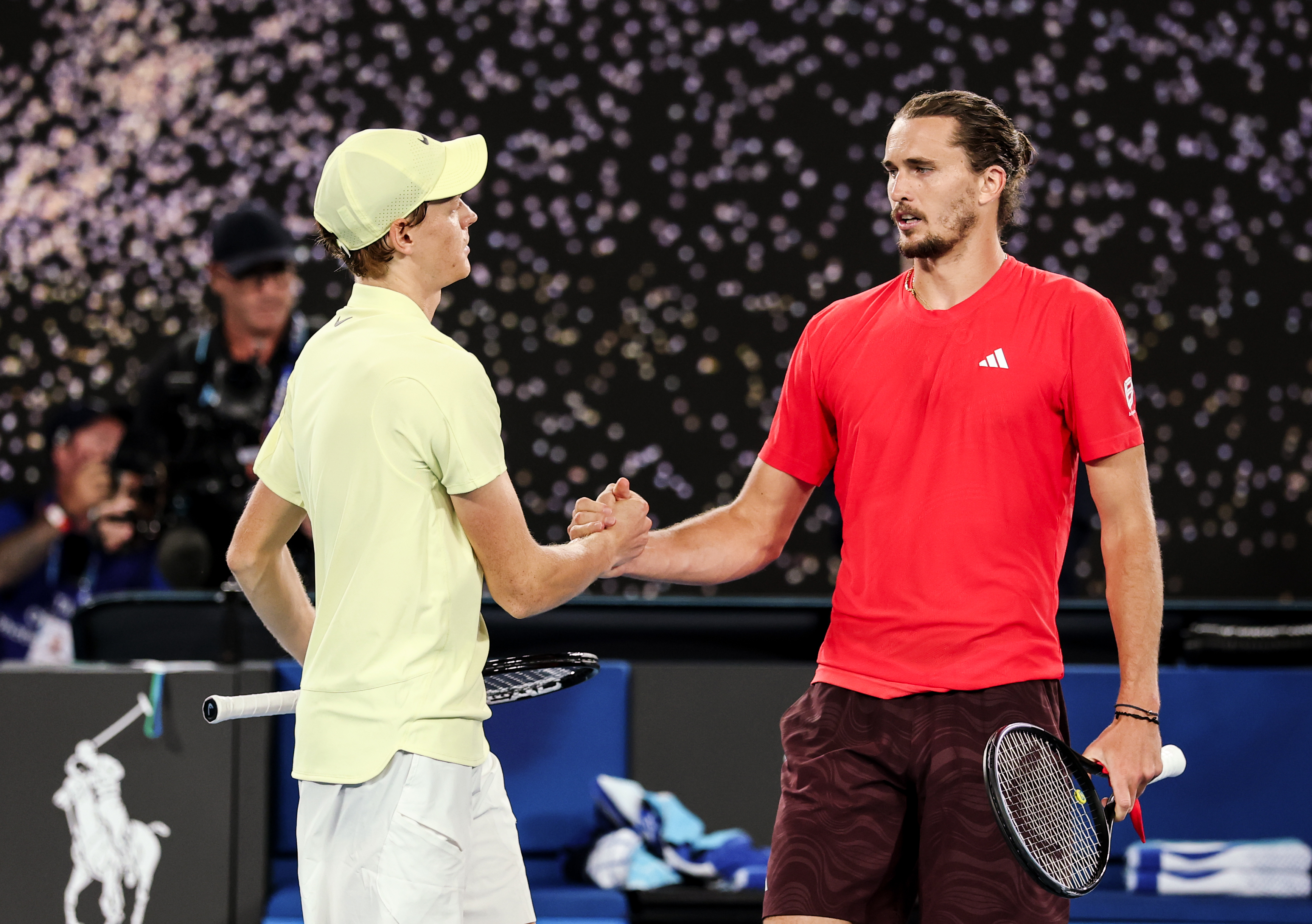 澳大利亚网球队险胜美国网球队，兹维列夫爆发神勇的简单介绍