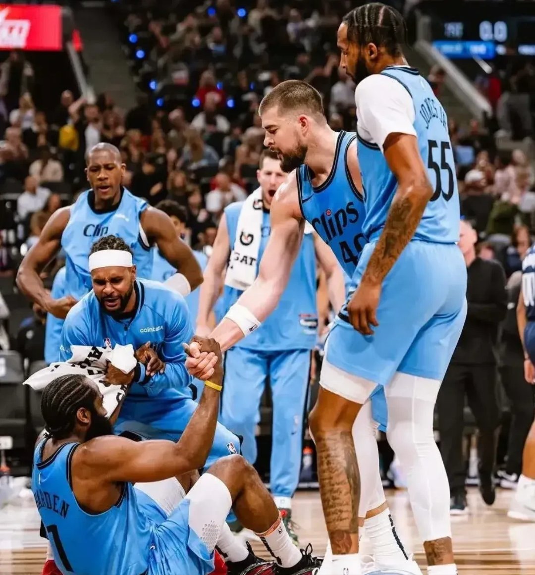 雷霆完胜鹈鹕，基德葡萄架势助攻的简单介绍