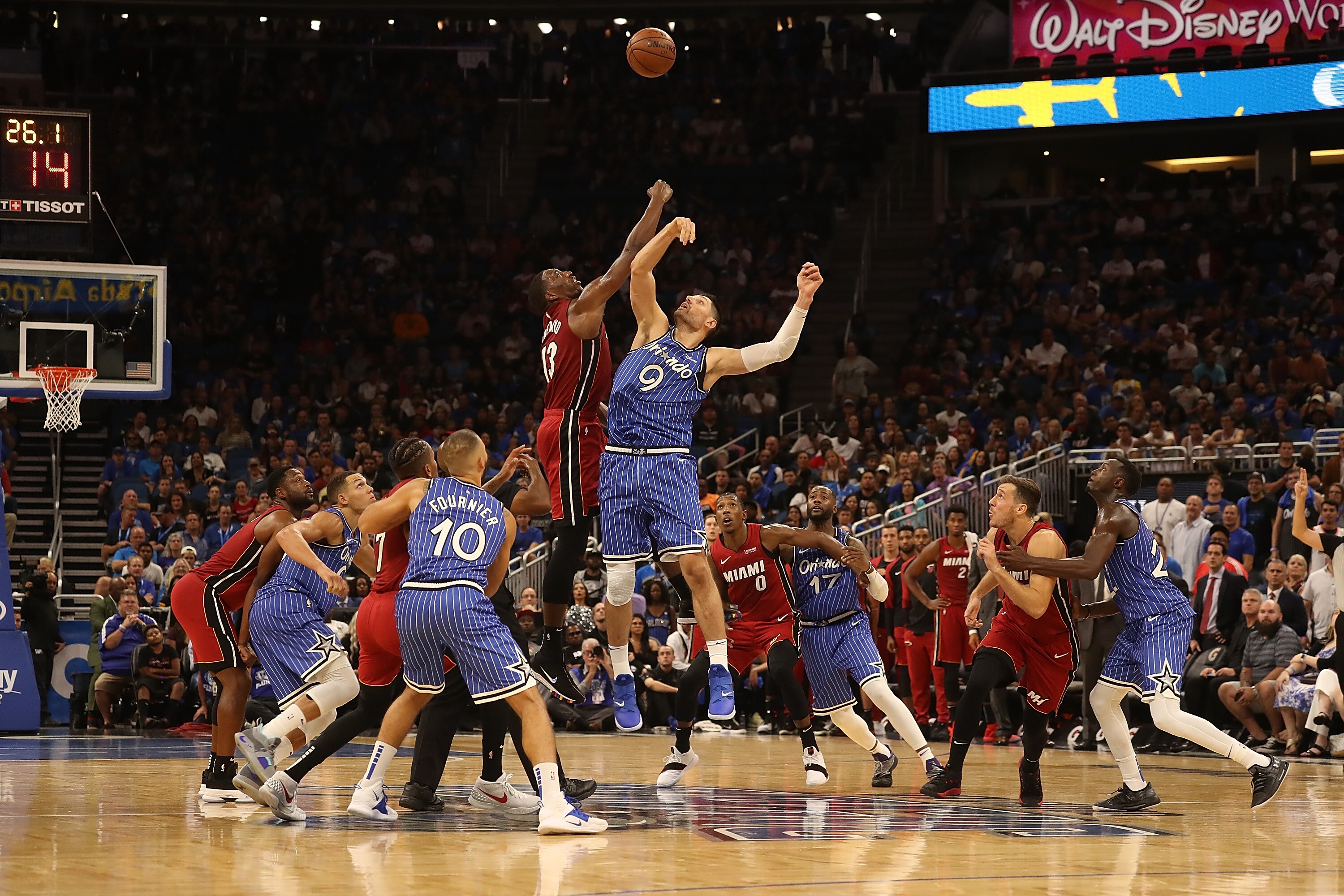 魔术横扫热火，武切维奇关键制胜